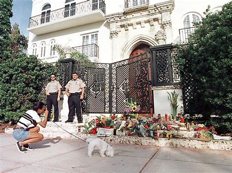 gianni versace assassinio colomba|gianni versace murder scene.